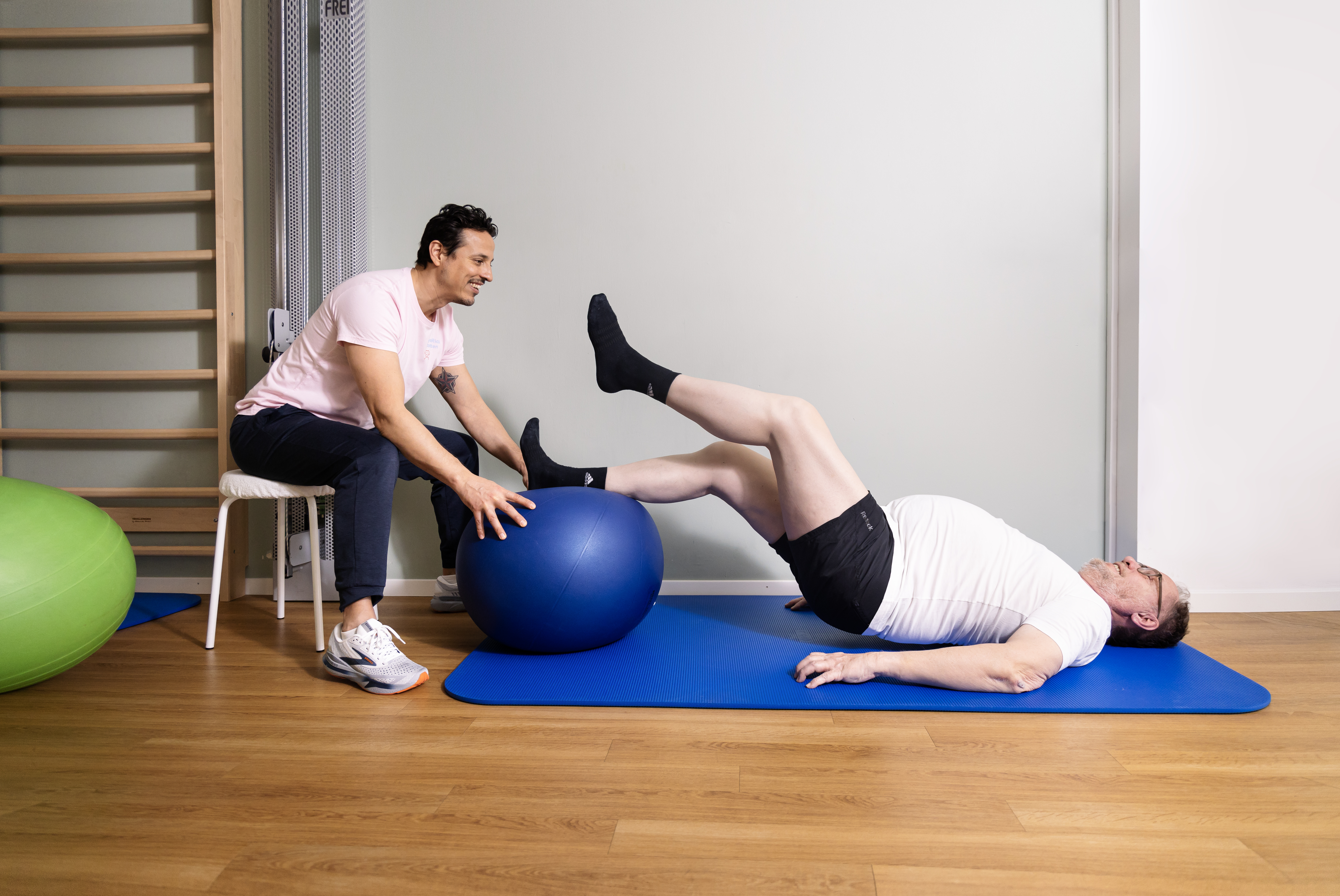 Patientin und Therapeut im GLA:D Kurs